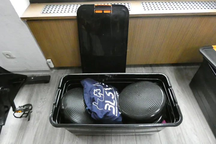 Konvolut Balance-Kissen (Igel-Sitzkissen), diverse, in Box mit Beutel